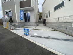 車種によっては２台駐車可能です。
