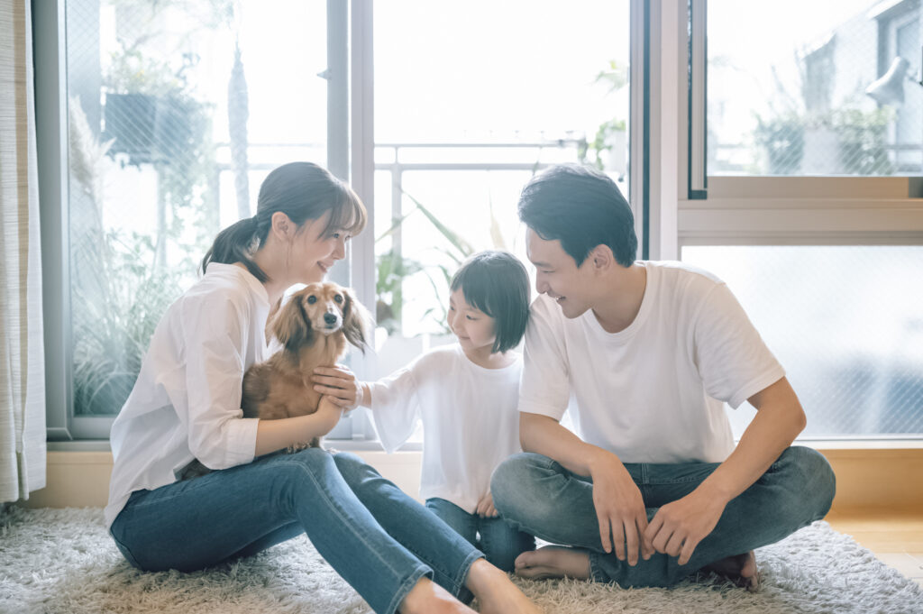 リビングでくつろぐファミリー