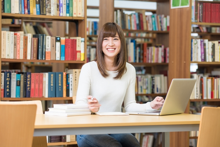 図書館にいる女性