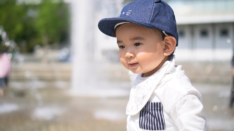 噴水で遊ぶ男の子