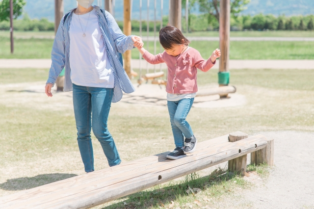 遊具で遊ぶ子供