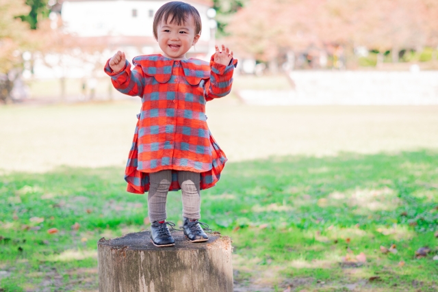 公園で遊ぶ子供