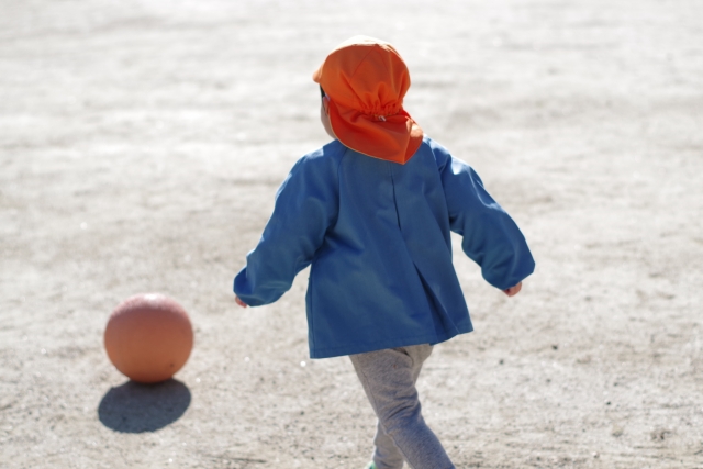 ボールで遊ぶ子供