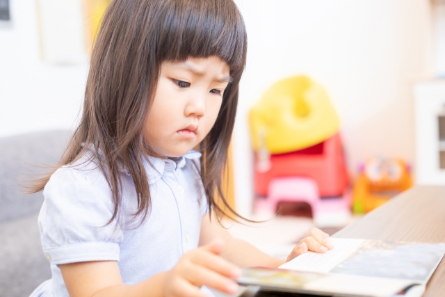 図書館にいる子供