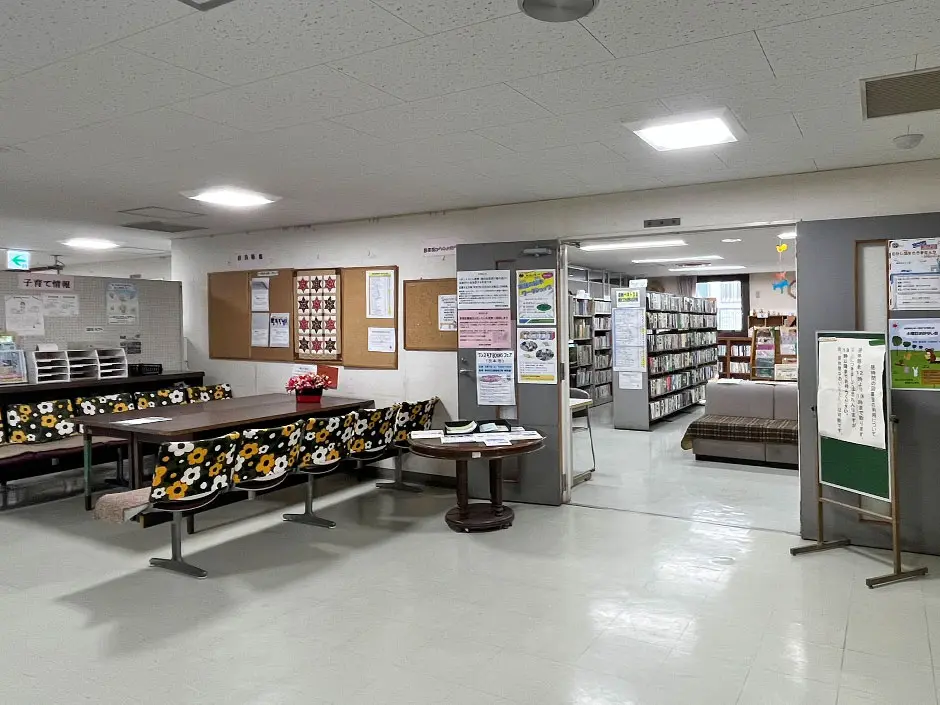 座間市公民館　図書室