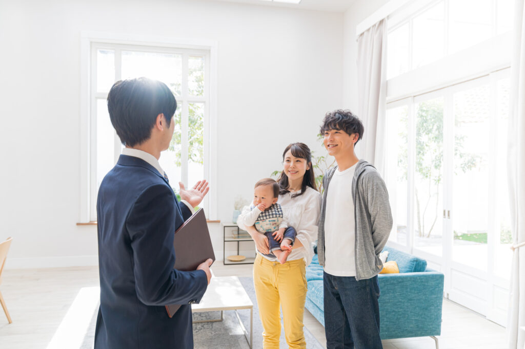内見に行くファミリー
