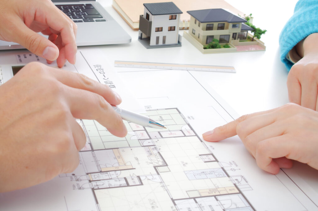 間取り図を見る人