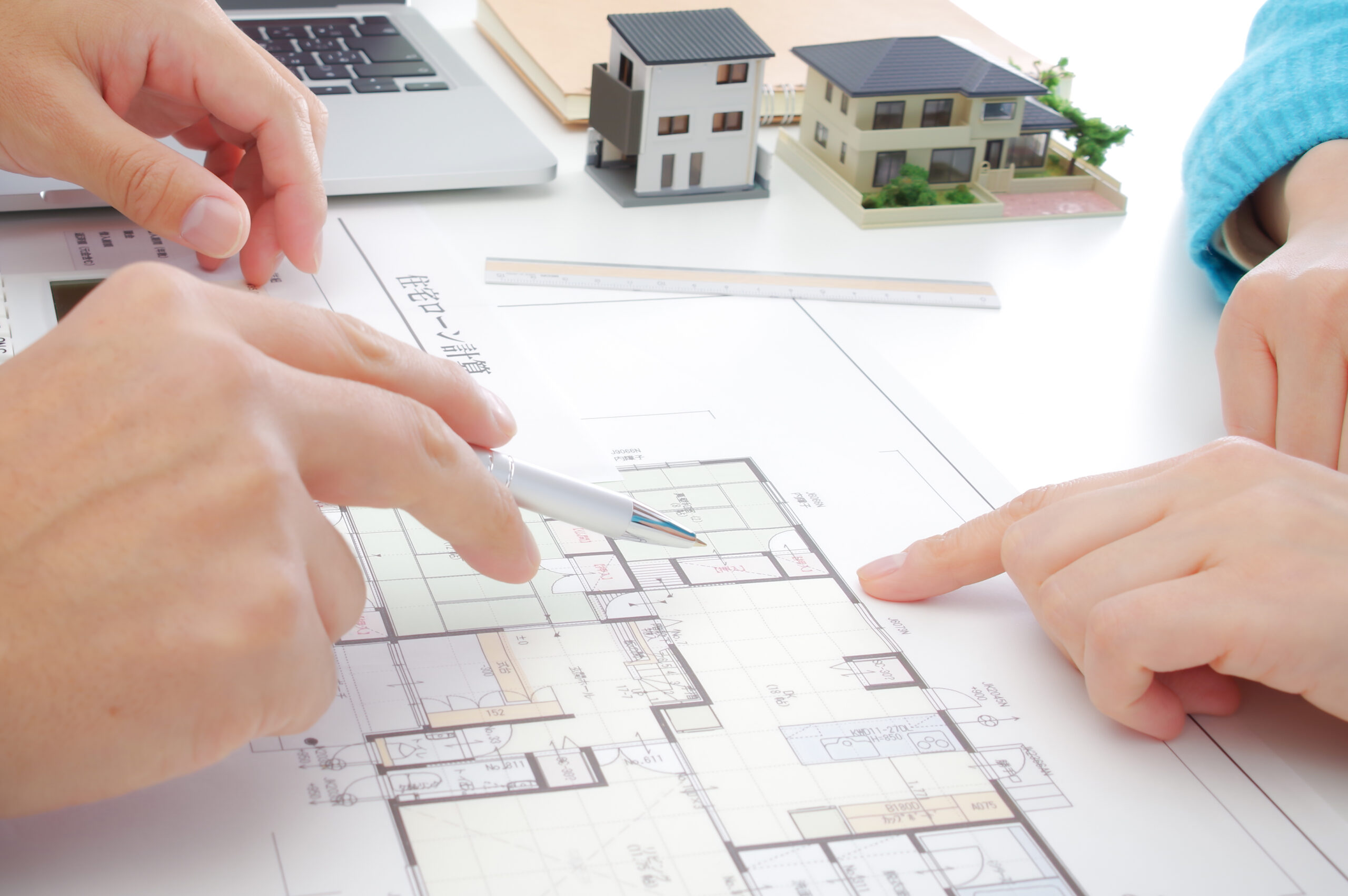 間取り図を見る人