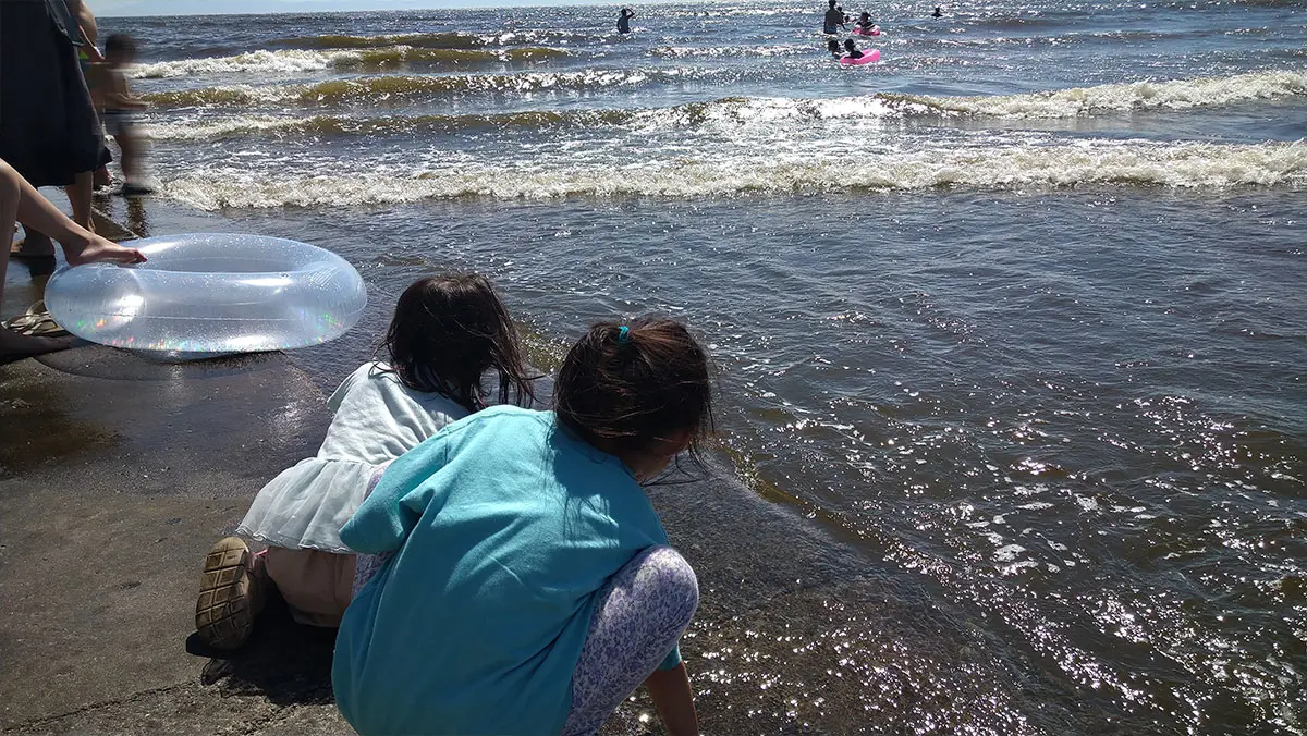 海で遊ぶ風景